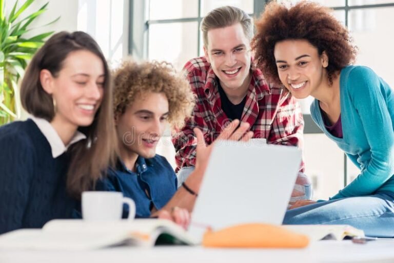 Cuáles son los costos de un colegio virtual siglo XXI en Colombia 8 aula virtual moderna con estudiantes felices