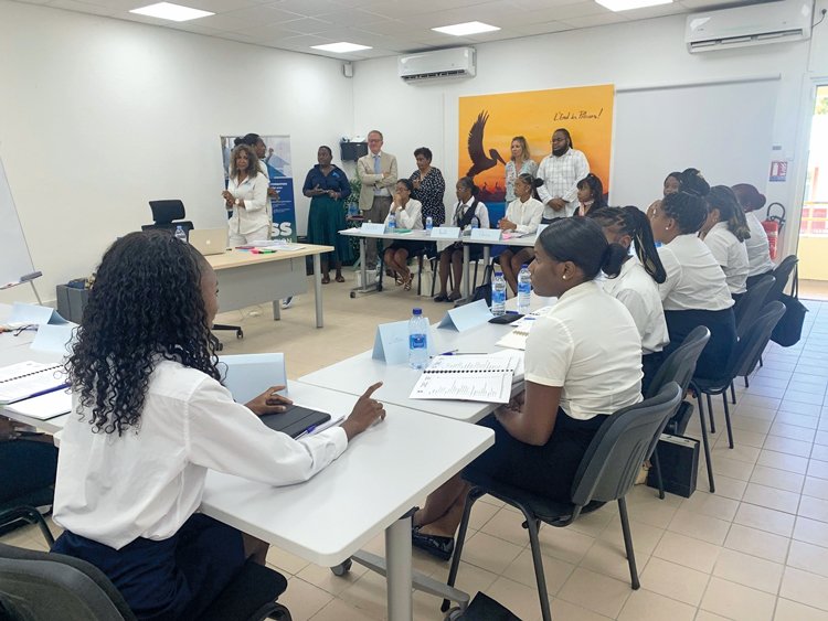 Cuánto cuesta el semestre de formación para ser azafata en Colombia