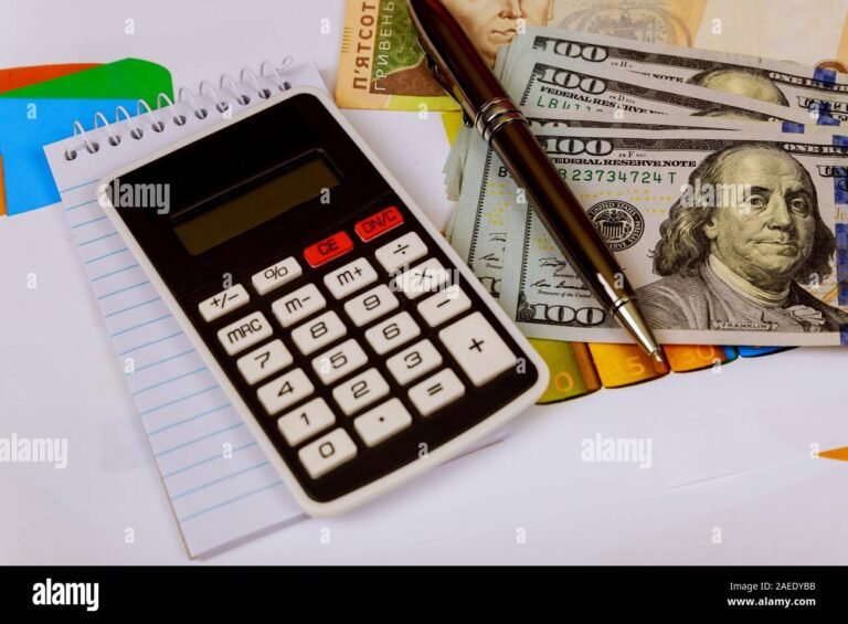 Cómo puedo calcular mi salario mensual de manera sencilla 21 calculadora y dinero sobre mesa de trabajo
