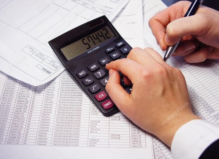 Cómo llevar la contabilidad en fundaciones sin ánimo de lucro en Colombia 14 calculadora y documentos contables sobre mesa