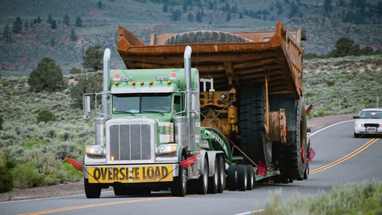 Cómo puedo rastrear mi guía de Blu Logistics fácilmente 2 camion de carga en carretera