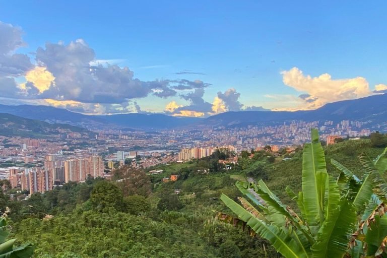 Dónde comprar la nueva camiseta del Medellín y cuáles son sus detalles 30 camiseta del medellin en fondo neutro