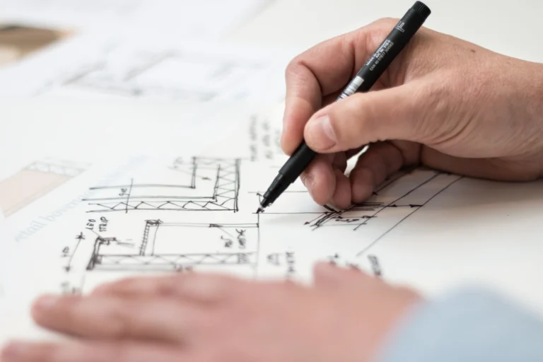 Qué requisitos necesito para acceder al crédito de vivienda del Fondo Nacional del Ahorro 8 casa en construccion con personas revisando planos