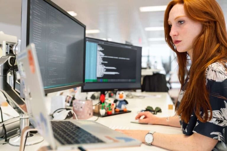 Qué habilidades son esenciales para el desarrollo web front end 26 desarrollador web trabajando en su computadora