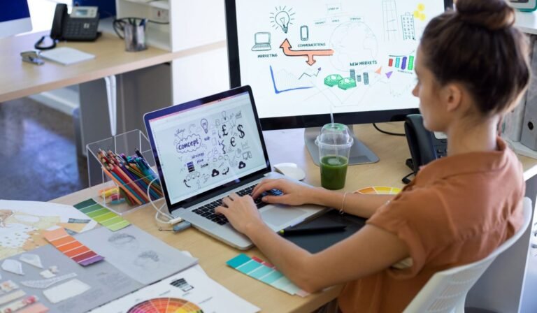 Qué es un diseñador UI/UX y cuál es su función en el diseño digital 6 disenador ux trabajando en interfaz digital