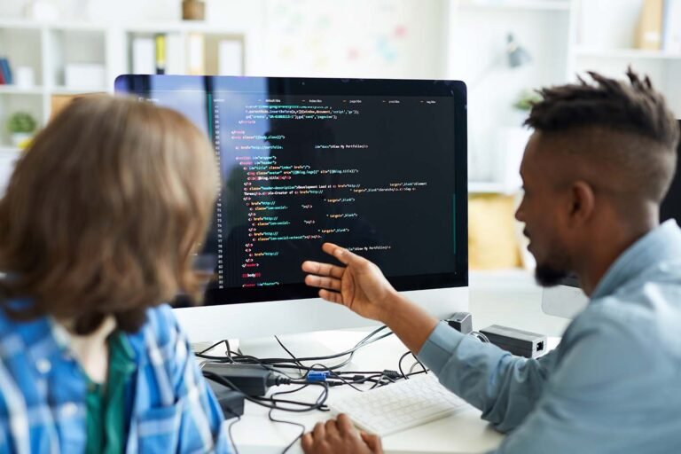 Qué funciones y responsabilidades tiene un CTO o Chief Technology Officer 14 equipo de tecnologia trabajando en proyectos