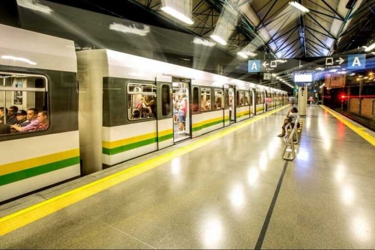 Cómo puedo trabajar con Metro de Medellín y qué requisitos necesito 2 estacion de metro de medellin en accion