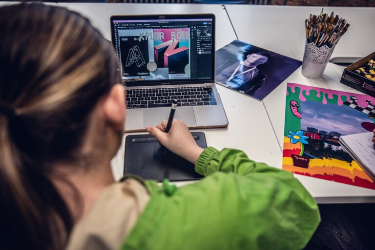 estudiante de diseno grafico trabajando en laptop