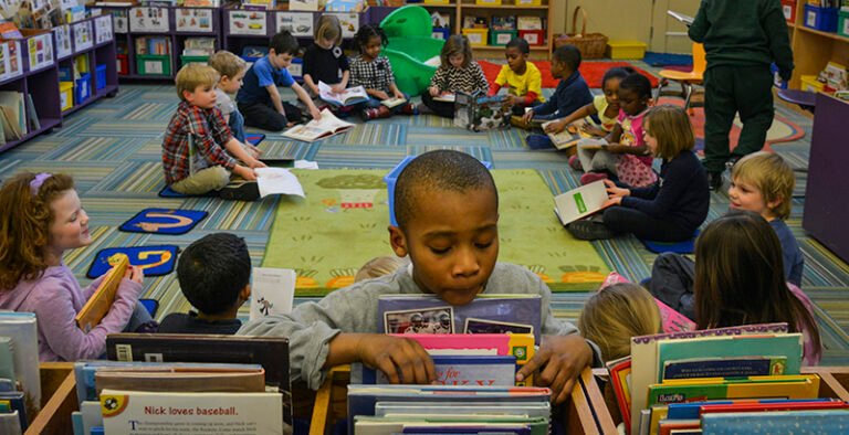 estudiante eligiendo entre diferentes libros