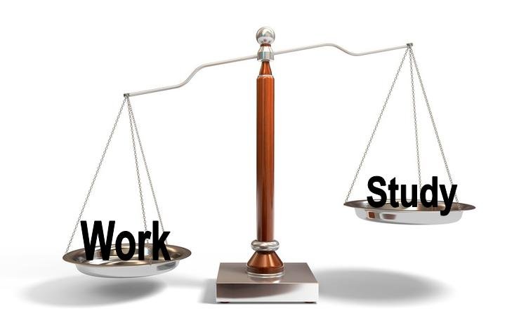 Cómo puedo estudiar y trabajar en el SENA al mismo tiempo 2 estudiante equilibrando trabajo y estudios