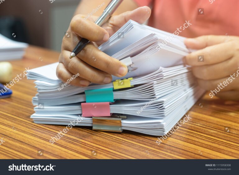 Qué requisitos se necesitan para acceder al crédito educativo de Caja Social 26 estudiante revisando documentos en una mesa 1