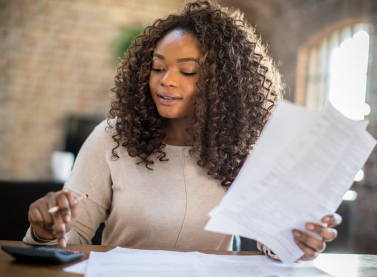 estudiante revisando documentos para credito