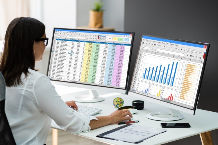 Qué beneficios ofrece una maestría en ciencias de los datos y analítica 2 estudiantes analizando datos en una computadora