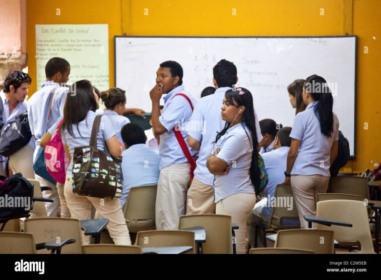 Cuántos semestres dura una maestría en Colombia y qué la diferencia 2 estudiantes en aula universitaria en colombia