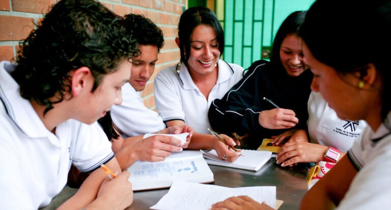 Qué opciones de becas existen para estudiar Ciencias Políticas en Colombia 2 estudiantes investigando sobre becas en colombia