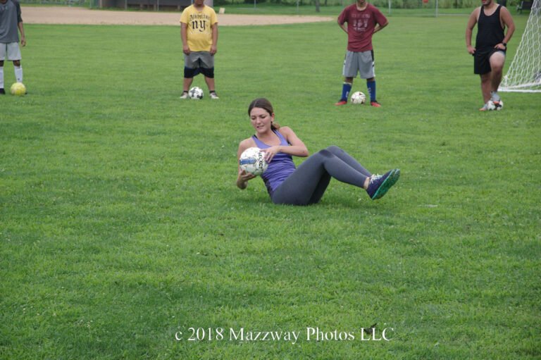 Qué servicios ofrece Cenda en su sede de Educación Física en Bogotá 2 estudiantes practicando deportes en bogota