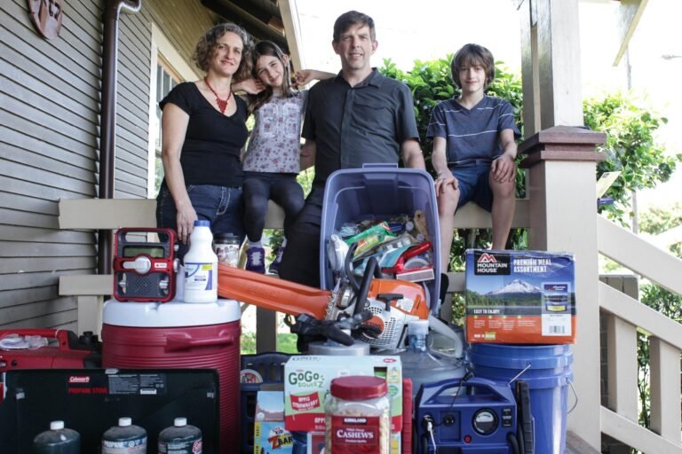 familia preparandose para una tormenta