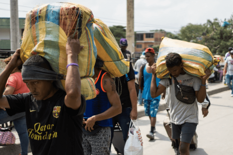 Por qué ha aumentado la inmigración venezolana a Colombia en los últimos años 25 familias cruzando frontera entre venezuela y colombia