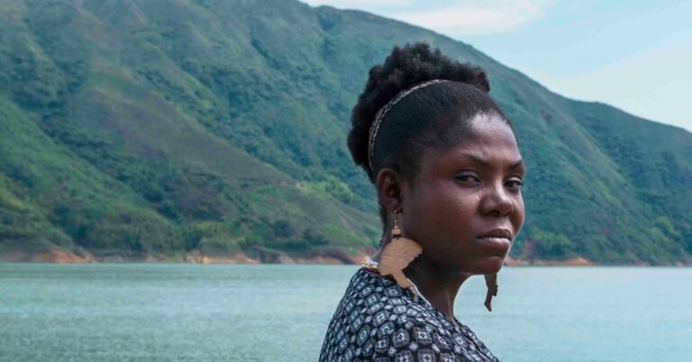 Por qué Francia Márquez eligió África para su viaje oficial 8 francia marquez en un paisaje africano