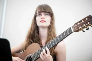 guitarrista novato en una leccion practica