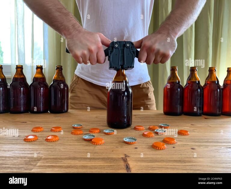 Dónde puedo encontrar un curso para hacer cerveza artesanal en Colombia 3 hombre elaborando cerveza en casa