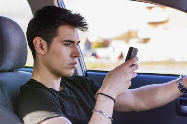 joven distraido con su telefono movil