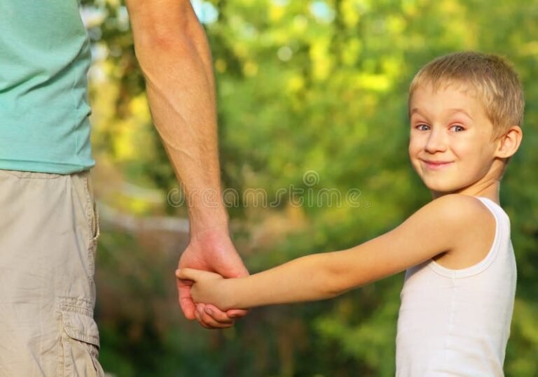 mano de un padre sosteniendo a un nino