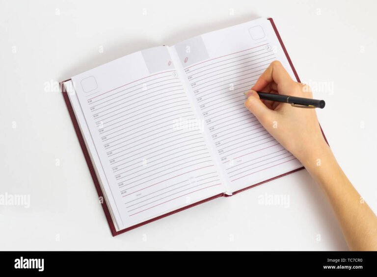 De qué trata "lee lo que escribo" y por qué es importante 19 manos escribiendo en un cuaderno abierto
