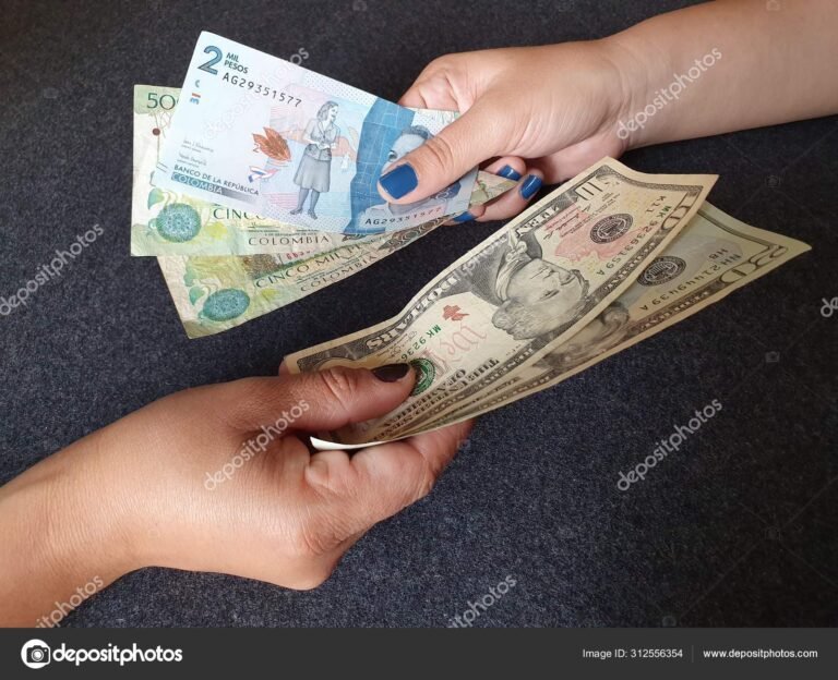 Quién me presta dinero rápido y confiable en Colombia 17 manos intercambiando billetes en colombia
