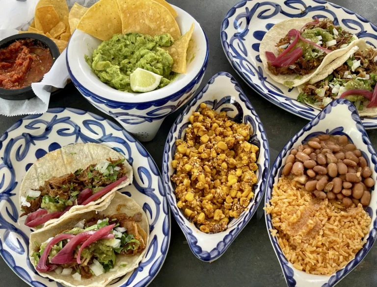 mesa con platillos tradicionales mexicanos