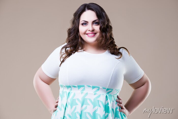 Dónde encontrar la mejor ropa plus size en Colombia 2 mujeres felices usando ropa plus size