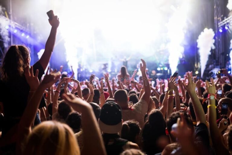 Qué días se celebrará Estéreo Picnic y cómo comprar entradas 12 multitud disfrutando de un festival de musica