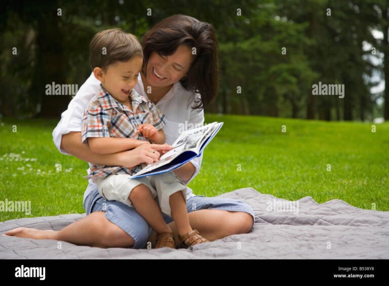 Cuáles son los mejores cuentos para niños de tres años 20 nino leyendo un cuento en el parque