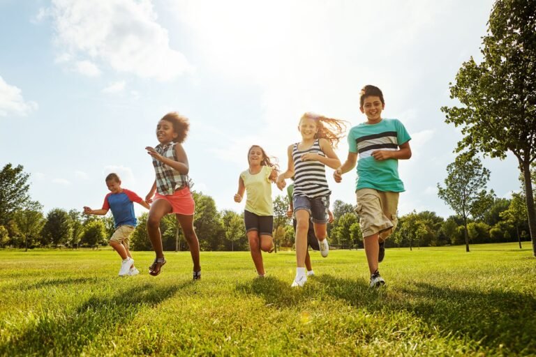 ninos felices en actividades educativas al aire libre