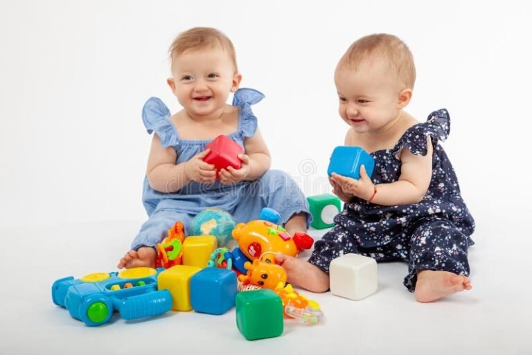 Cómo crear anuncios publicitarios efectivos y atractivos para niños 2 ninos jugando con anuncios coloridos
