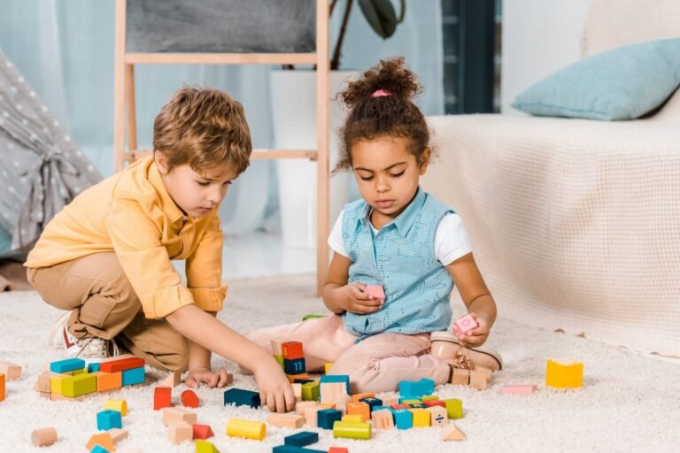 Qué beneficios ofrece el jardín infantil bilingüe El Bosque 2 ninos jugando en un jardin infantil 3