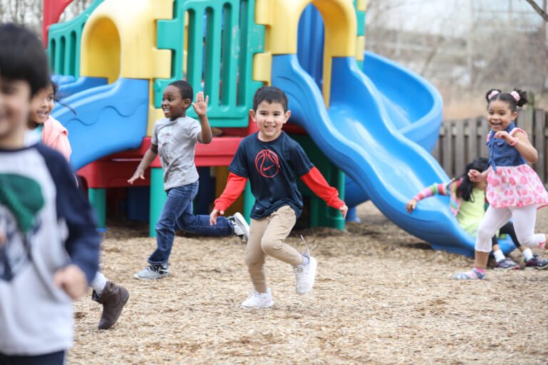 Qué ofertas educativas tiene el jardín infantil bilingüe Nuevo Reino de Turingia 2 ninos jugando en un jardin infantil