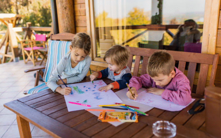De qué trata la canción "El patio de mi casa" y su significado 18 ninos jugando en un patio colorido
