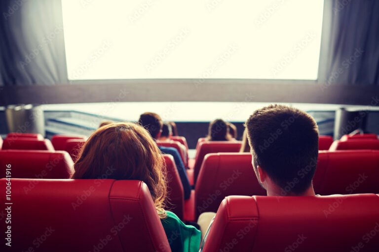 Cómo puedo compensar mis boletas de cine en Colombia 20 pareja disfrutando de una pelicula en cine