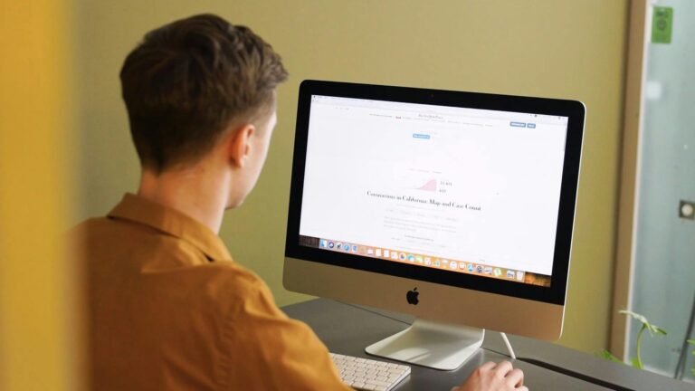 persona buscando en internet con computadora