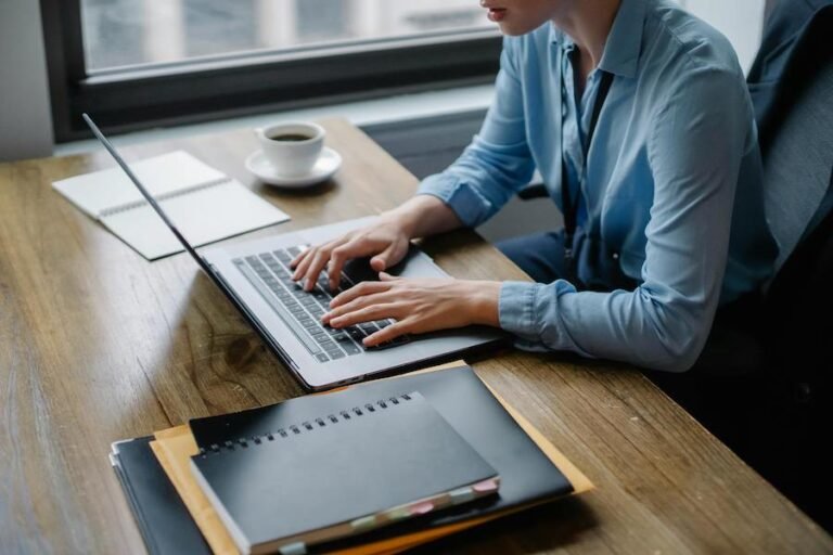 Cómo puedo crear un sitio web desde cero de manera sencilla 2 persona construyendo un sitio web en laptop