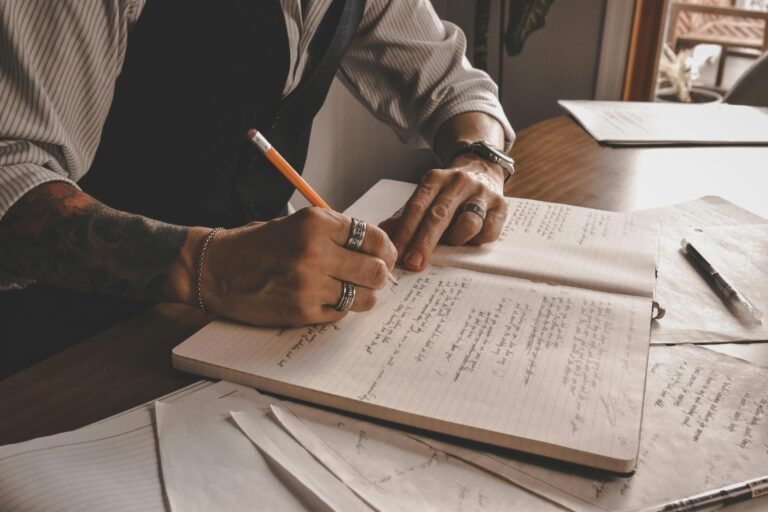 persona escribiendo en un cuaderno 1