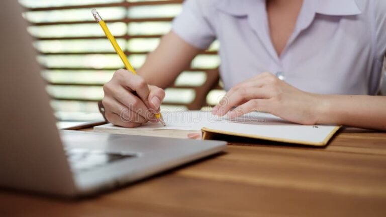 Cómo escribir una descripción breve impactante de tu perfil profesional 16 persona escribiendo en una laptop inspirada