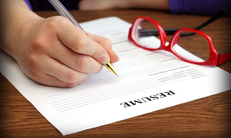 Qué Información Debo Incluir en Mi Hoja de Vida para Ser Atractivo 2 persona escribiendo un curriculum vitae 1