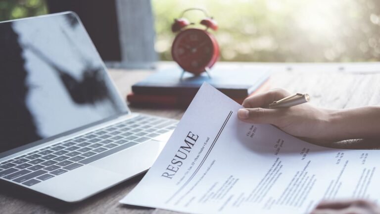 Cómo describir de manera efectiva mi perfil laboral en el CV 3 persona escribiendo un curriculum vitae