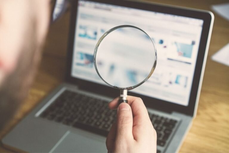 Cómo puedo averiguar si soy beneficiaria de un programa del gobierno 18 persona investigando informacion en una computadora