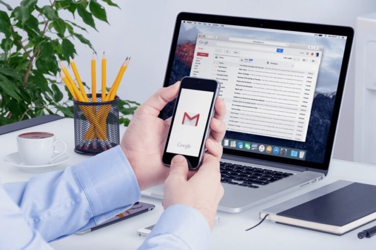 Cómo puedes recuperar tu cuenta de Gmail fácilmente y sin complicaciones 23 persona recuperando cuenta de gmail en computadora