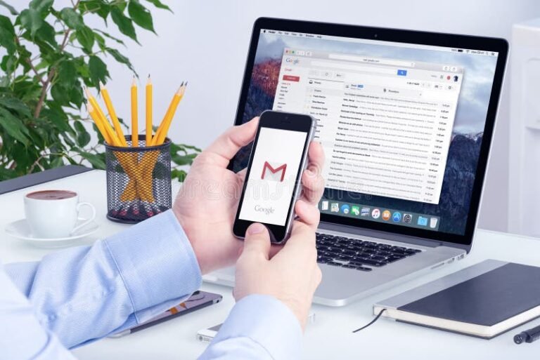 Cómo recuperar la contraseña de Gmail fácilmente y sin complicaciones 9 persona usando un ordenador con gmail abierto