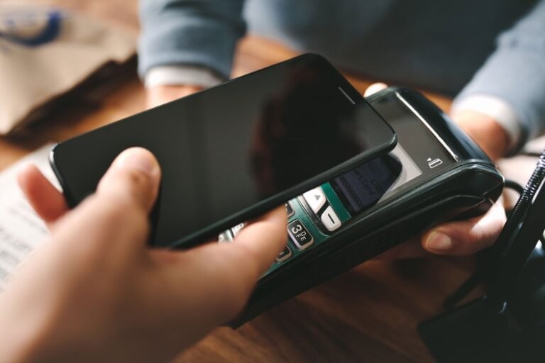 Cómo hacer un pago a Nequi por PSE fácilmente 29 persona usando un telefono movil para pagos