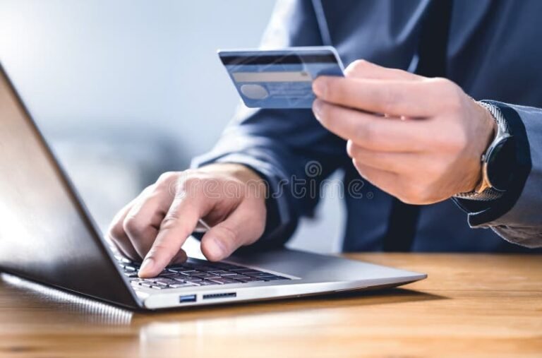 Cómo realizar el pago en línea en Smart Fit de manera sencilla 13 persona usando una laptop para pagar